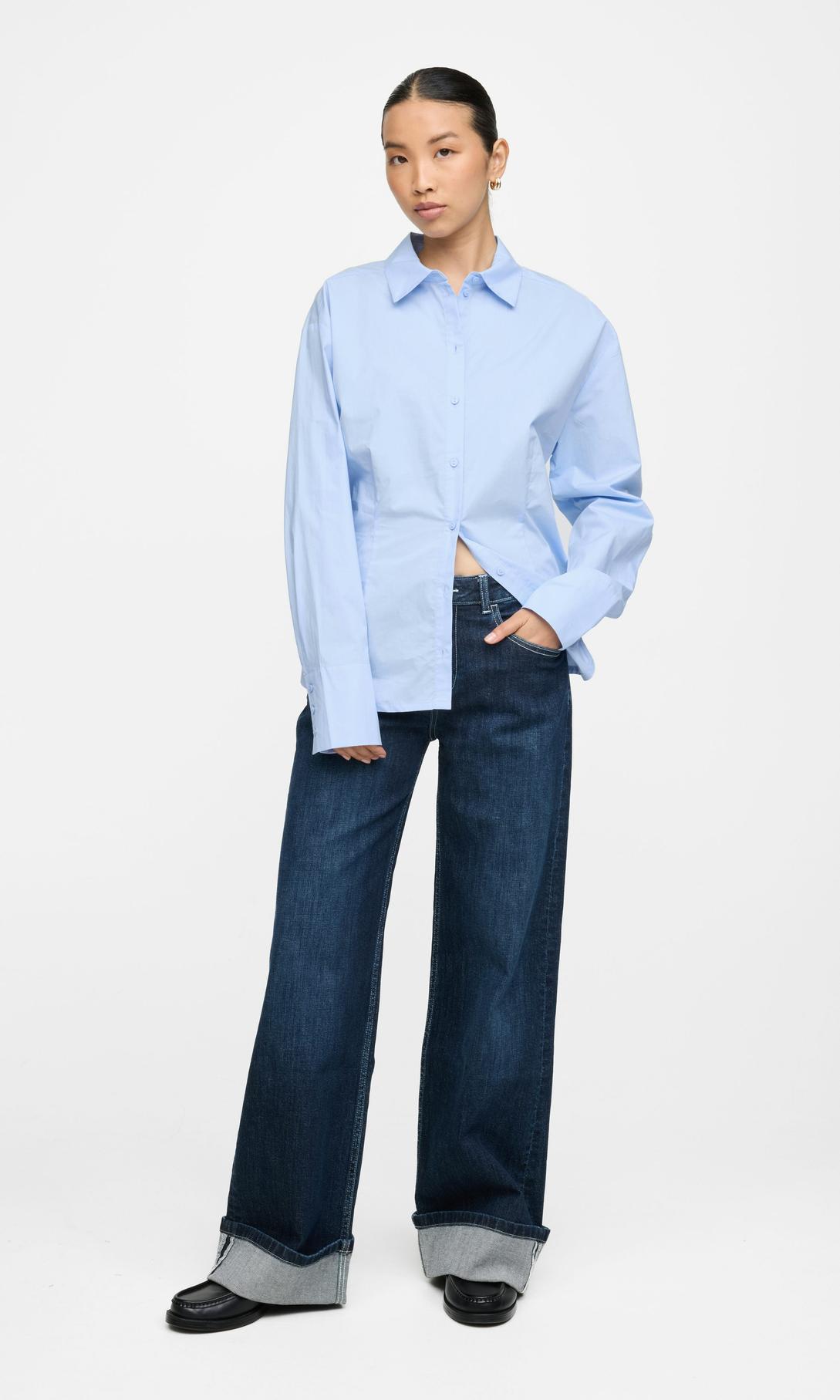 Ljusblå damskjorta med knytband