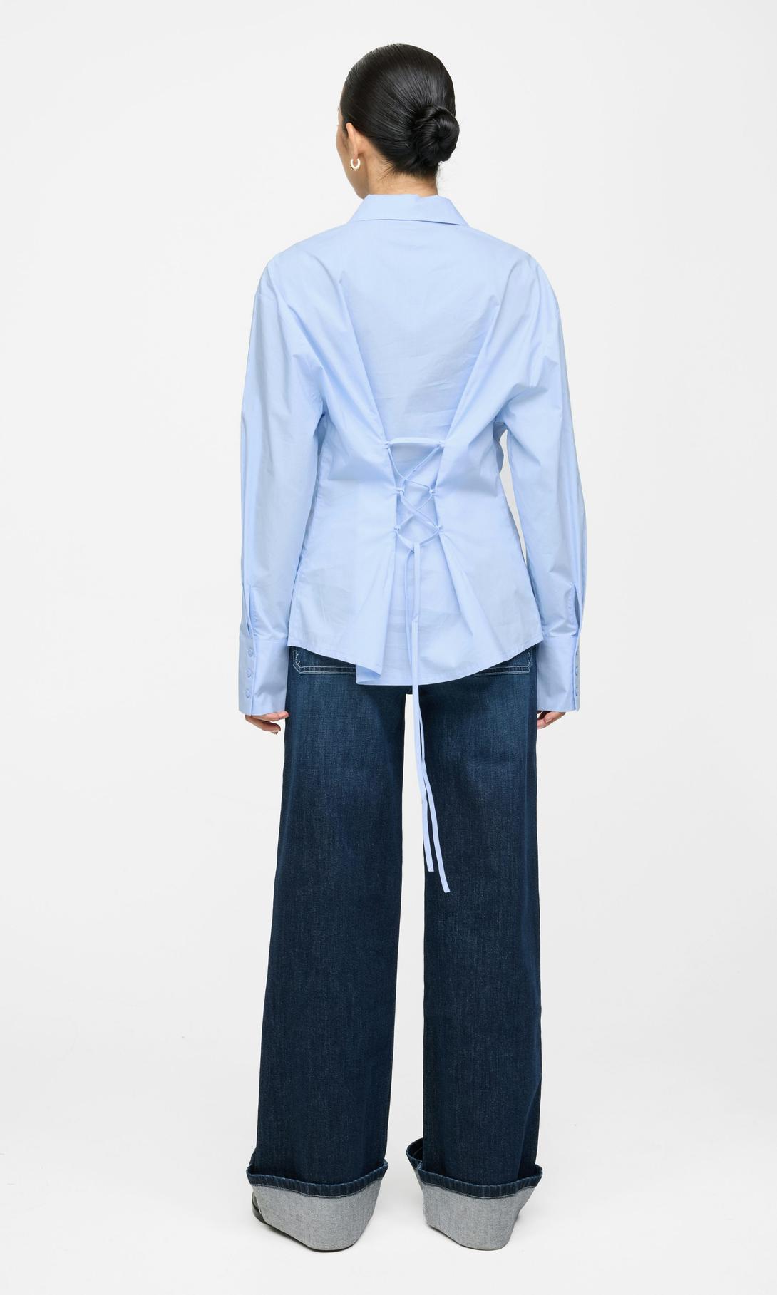 Ljusblå damskjorta med knytband