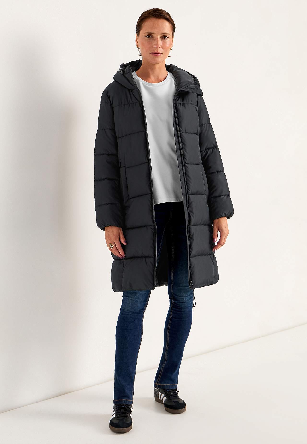 Elegant svart vinterkappa för damer