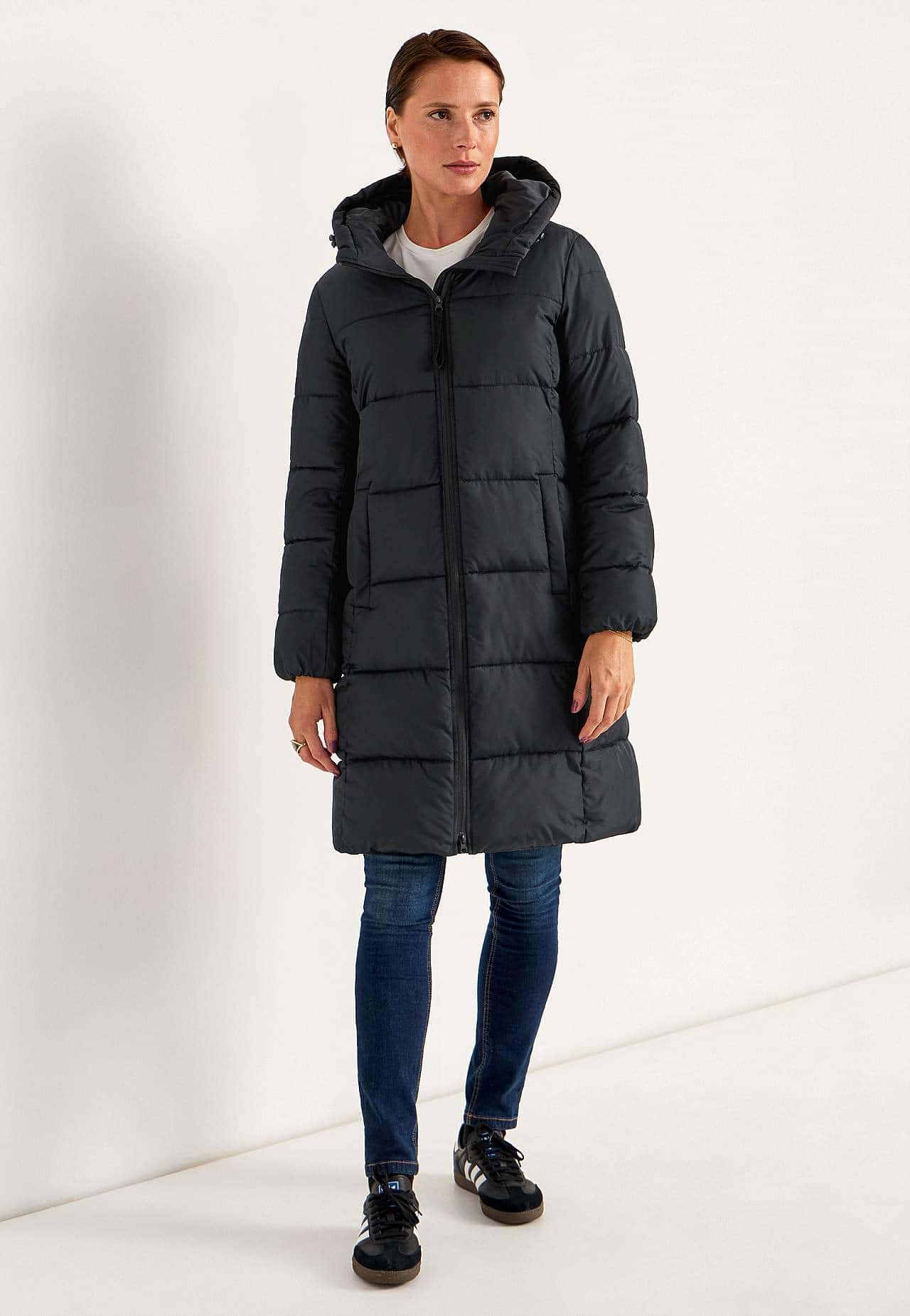 Elegant svart vinterkappa för damer