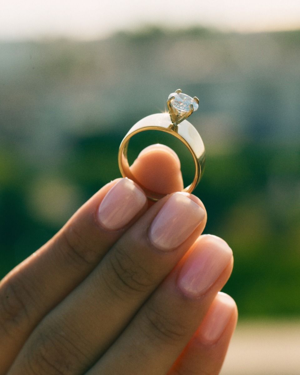 Elegant Gold Solo Ring