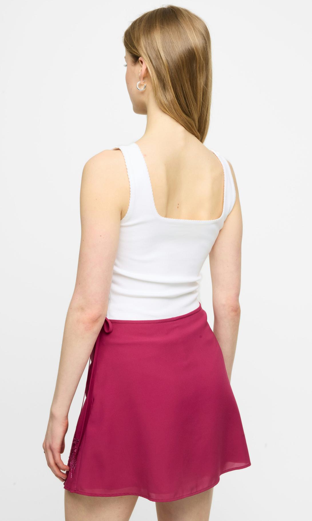 Vinröd Sophia minikjol med pärldetaljer