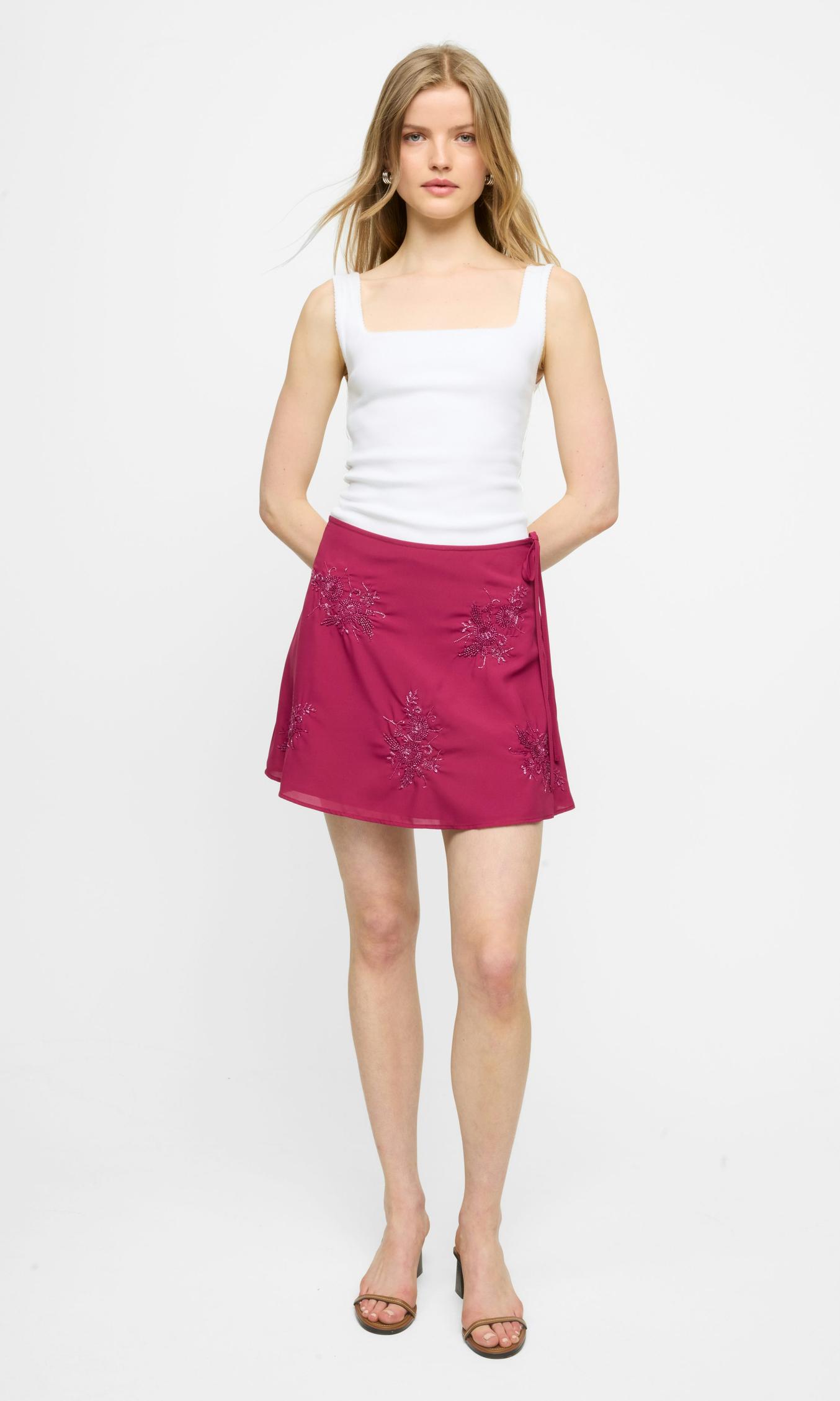 Vinröd Sophia minikjol med pärldetaljer