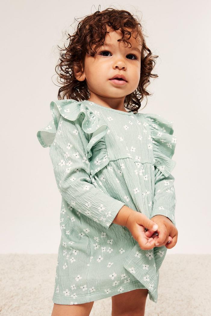 Ljusgrön babyklänning med volang