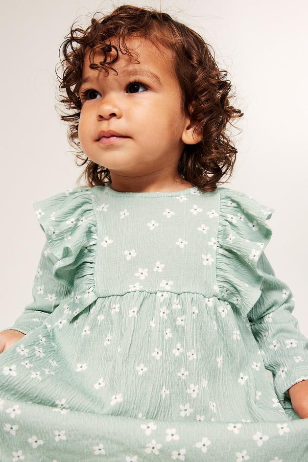 Ljusgrön babyklänning med volang