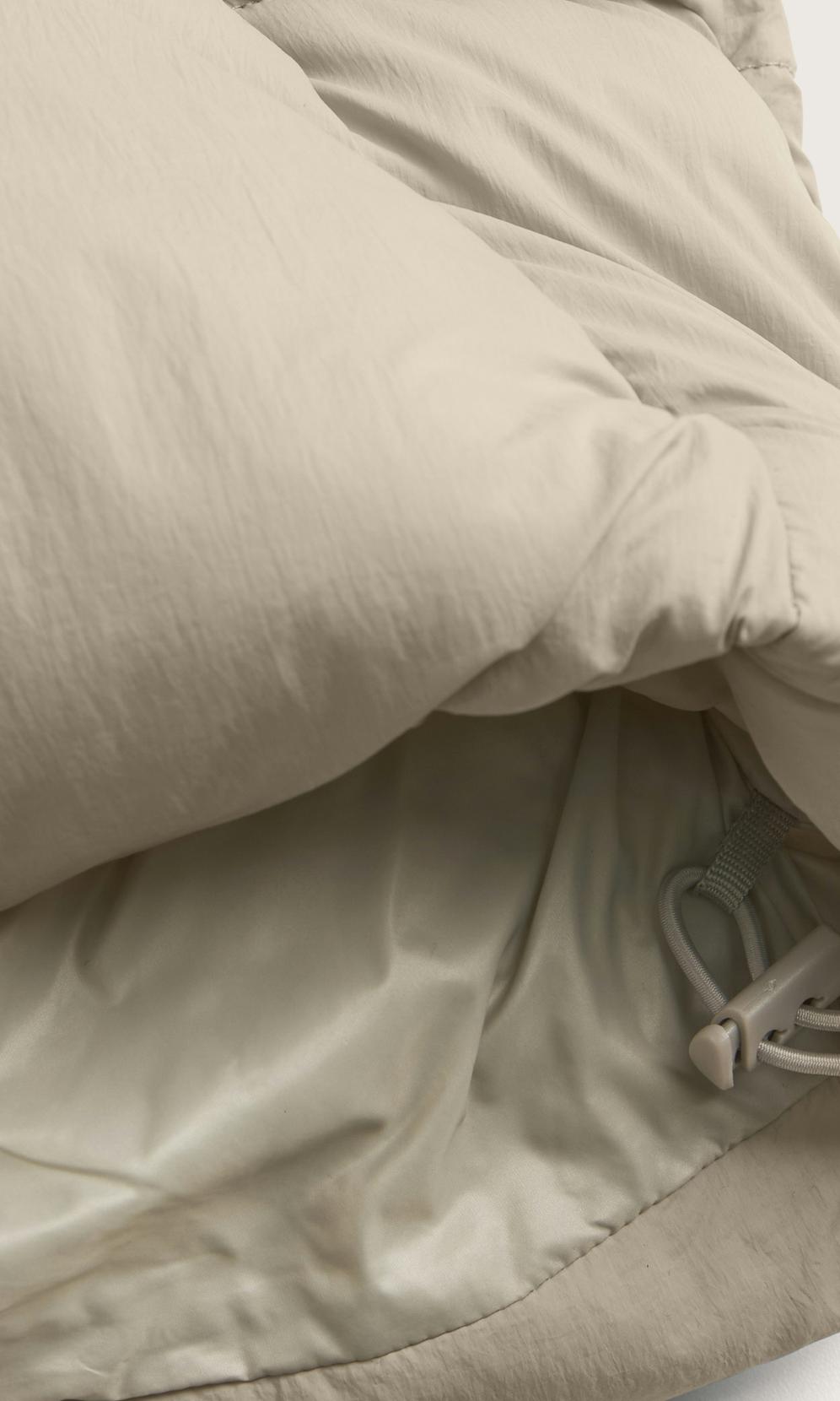 Off white vadderad jacka med huva