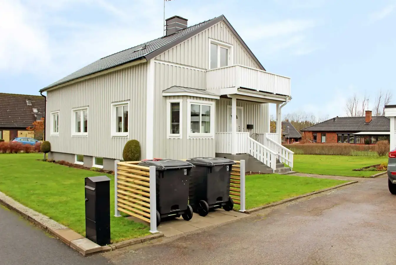 Soptunneskydd för stilren trädgårdsdesign