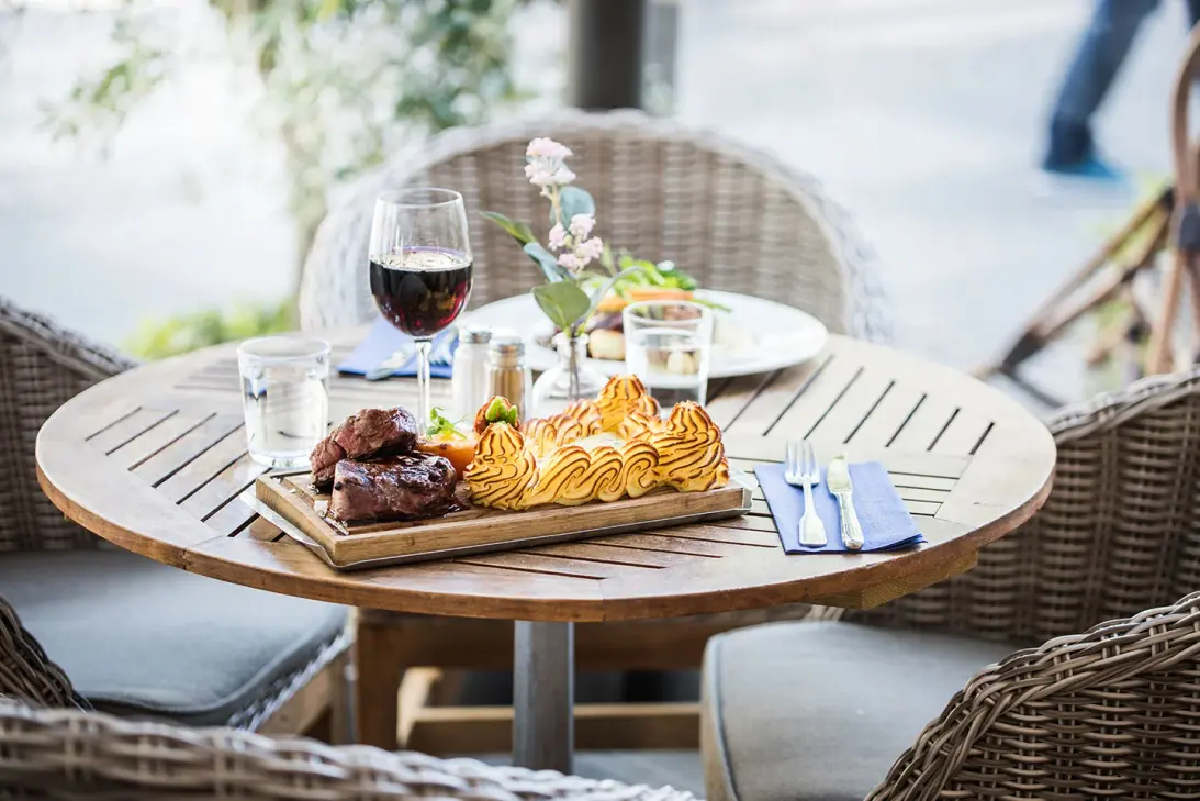 Burgarmeny med en timmes spel på Kappa Bar