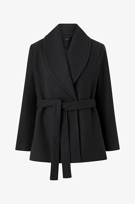 Kort svart kappa med knytbälte