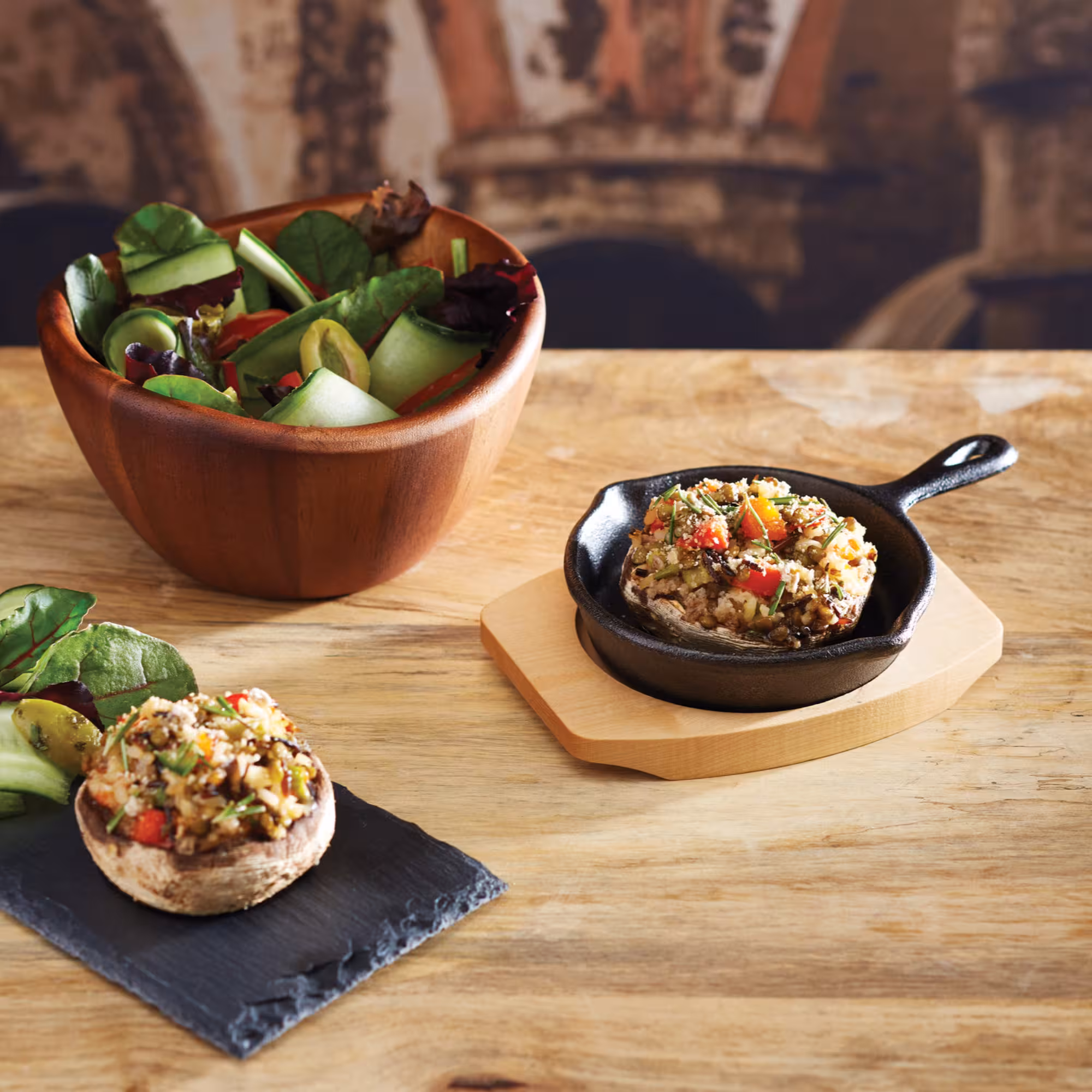 Serveringspanna i Gjutjärn med Träunderlägg