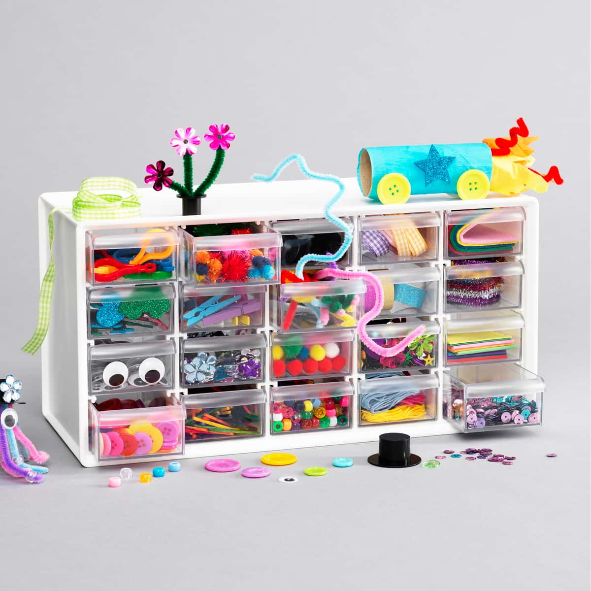 Pysselbyrå med tillbehör och förvaring