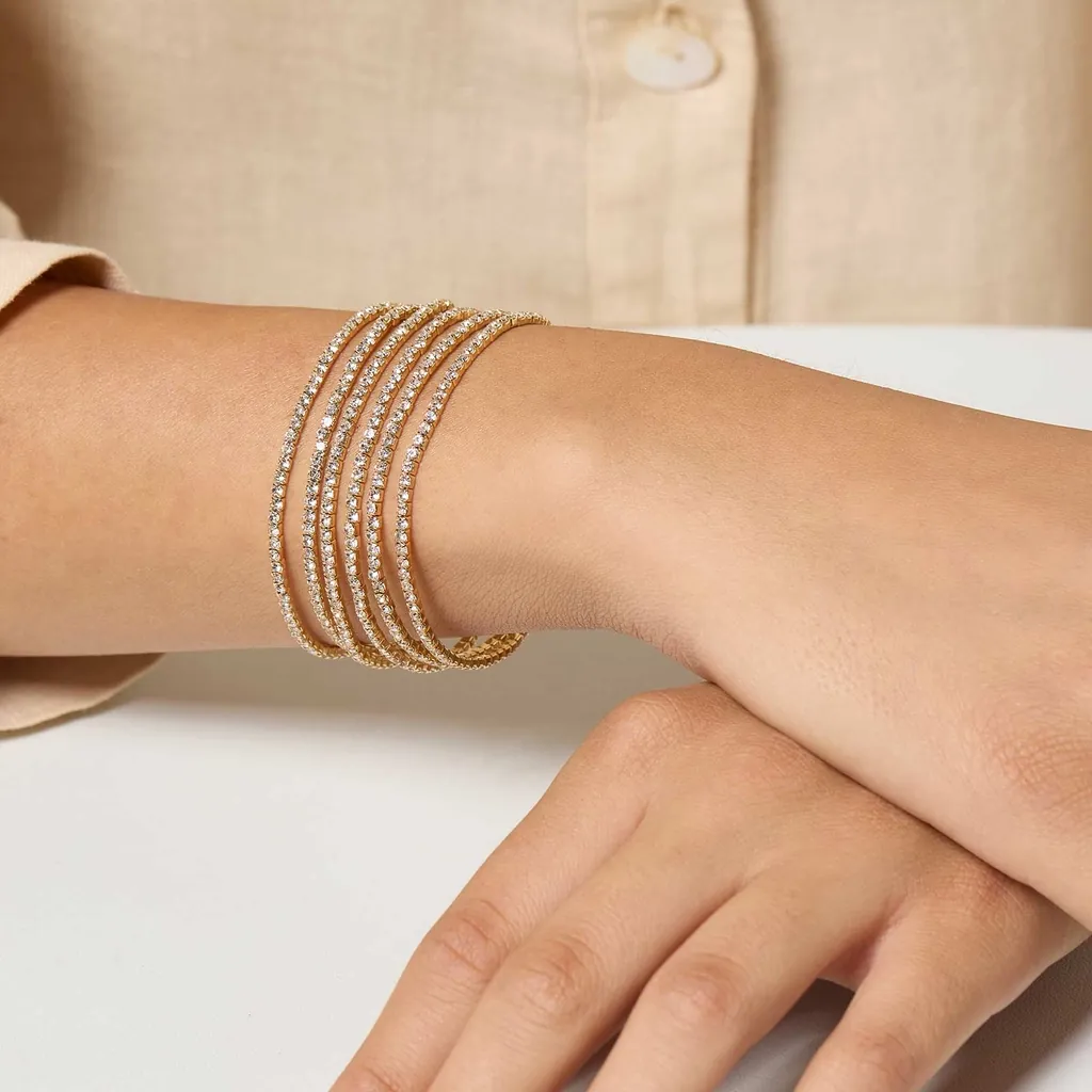 Elegant guldfärgat damarmband med strass