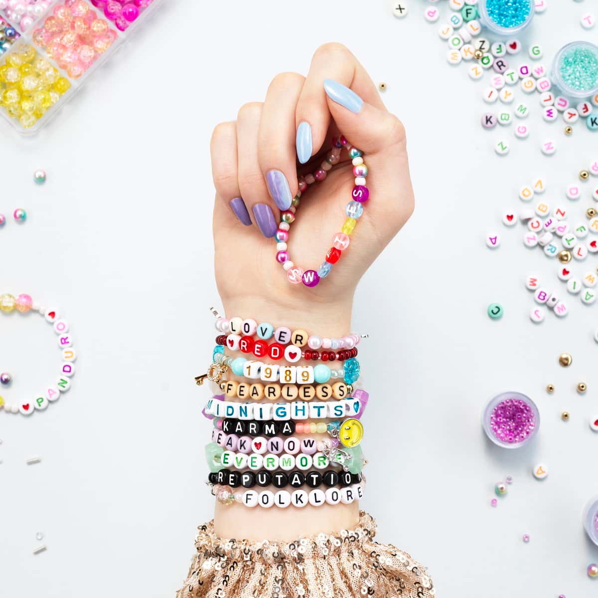 Färgglada glaspärlor i miniburkar 30-pack