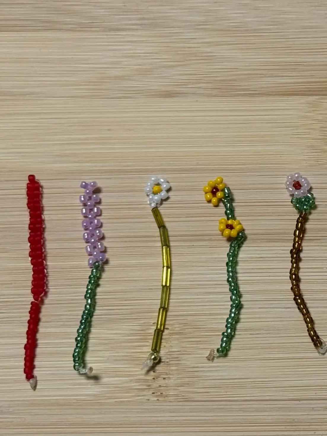 Färgglada glaspärlor i miniburkar 30-pack