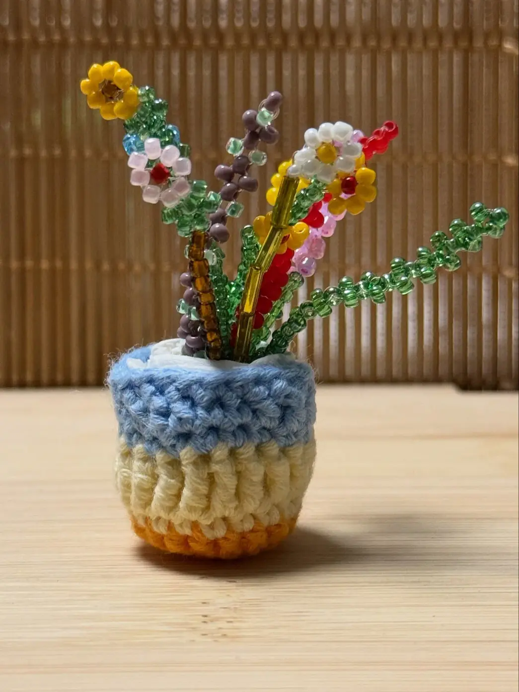 Färgglada glaspärlor i miniburkar 30-pack