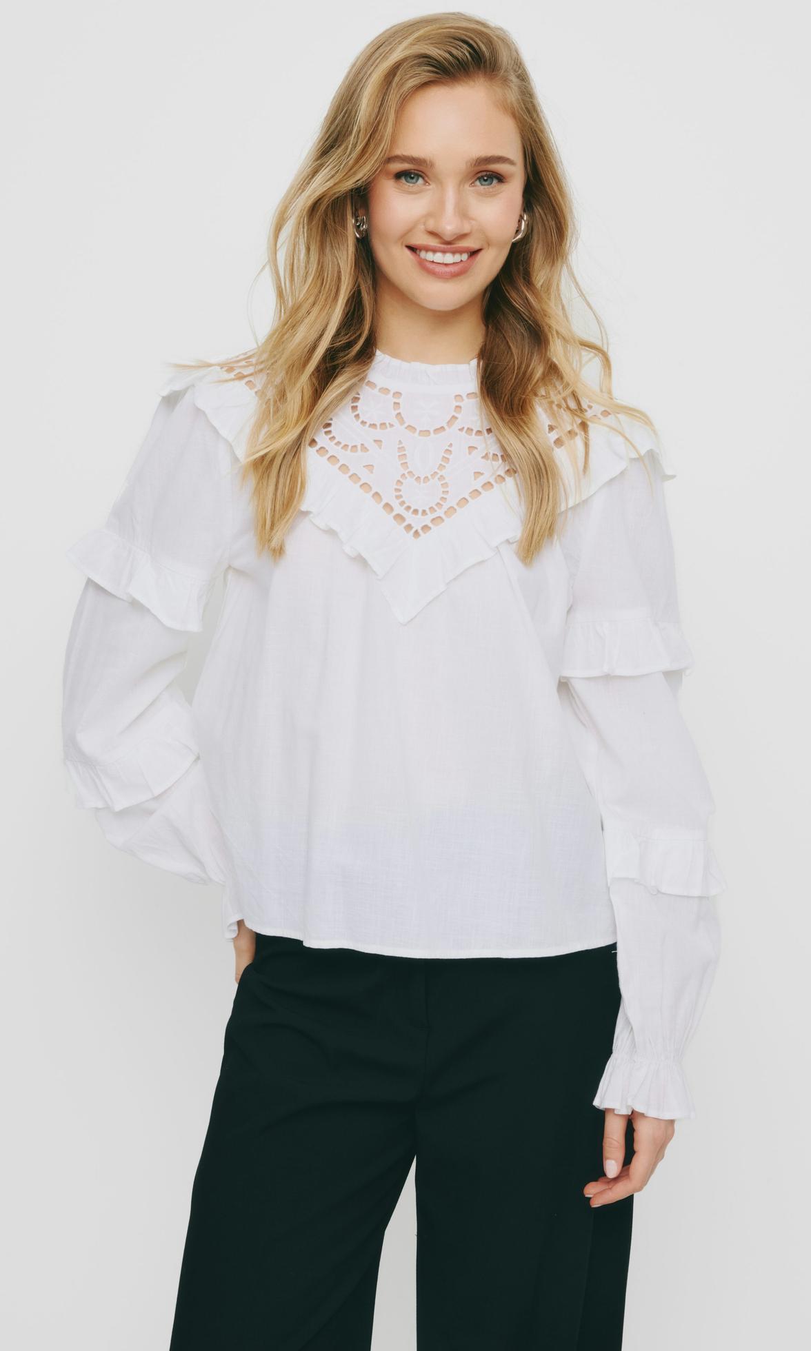 Vit Luna blus med volangdetaljer