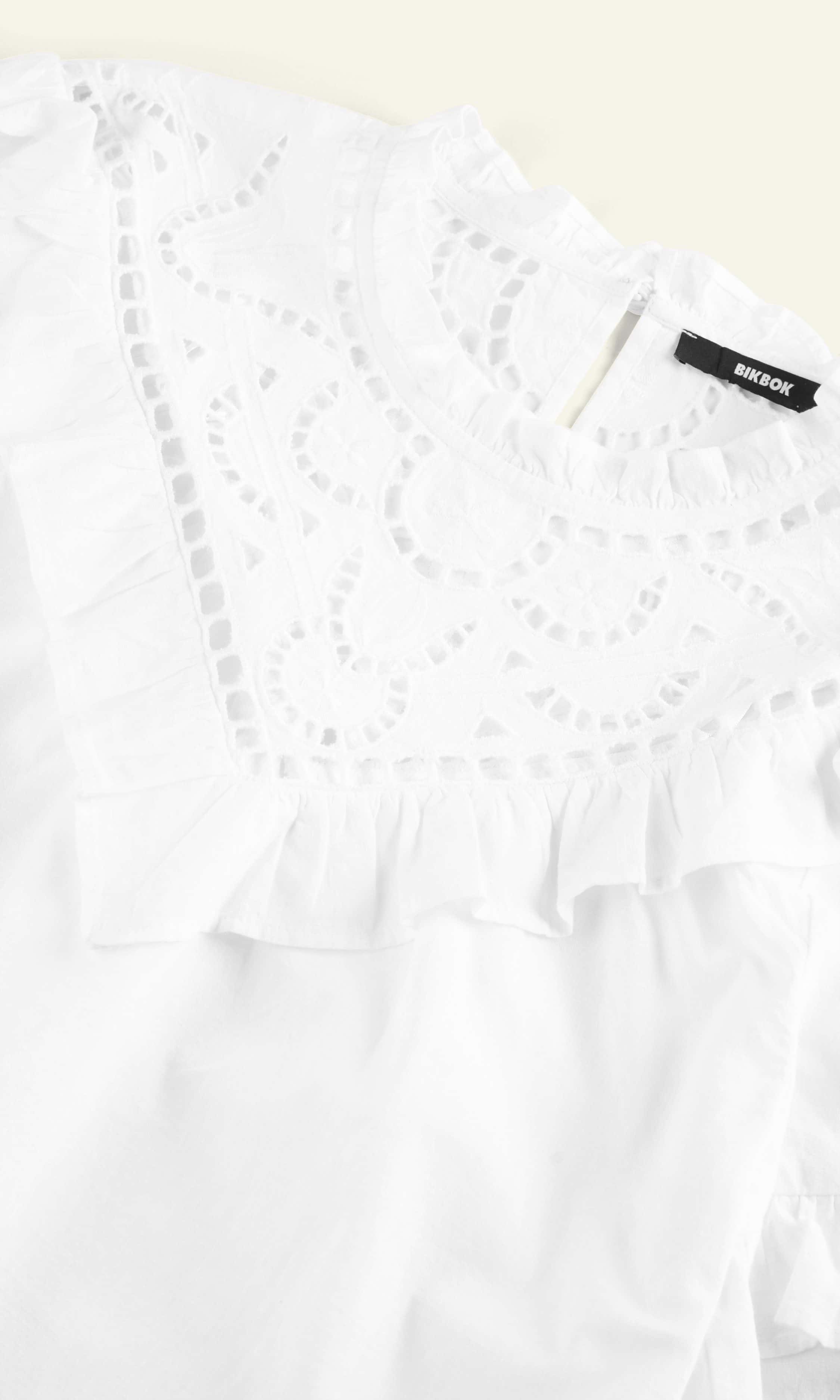 Vit Luna blus med volangdetaljer