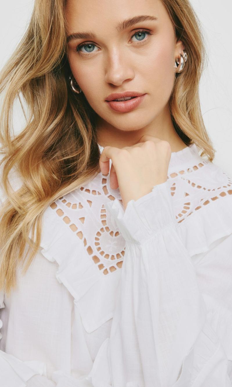 Vit Luna blus med volangdetaljer