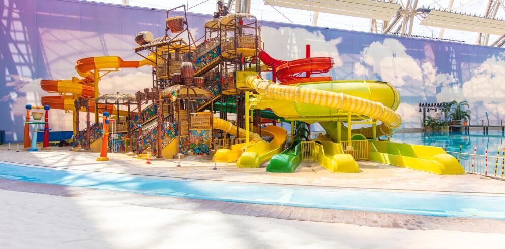 1 natt på Tropical Islands nära Berlin — frukost + vattenparksentré inkl. — från 490 kr/person