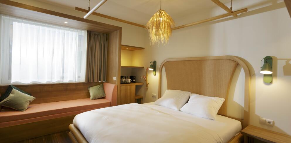 1 natt på Tropical Islands nära Berlin — frukost + vattenparksentré inkl. — från 490 kr/person