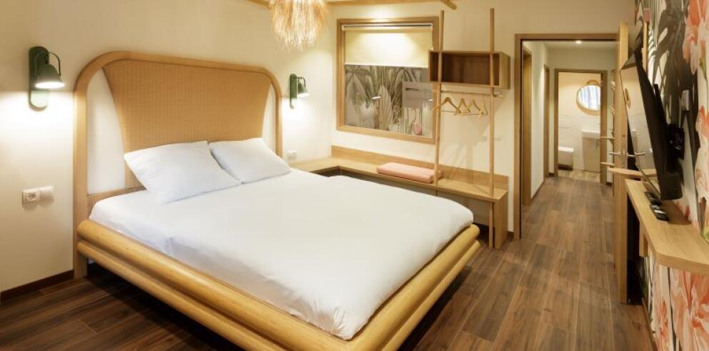 1 natt på Tropical Islands nära Berlin — frukost + vattenparksentré inkl. — från 490 kr/person