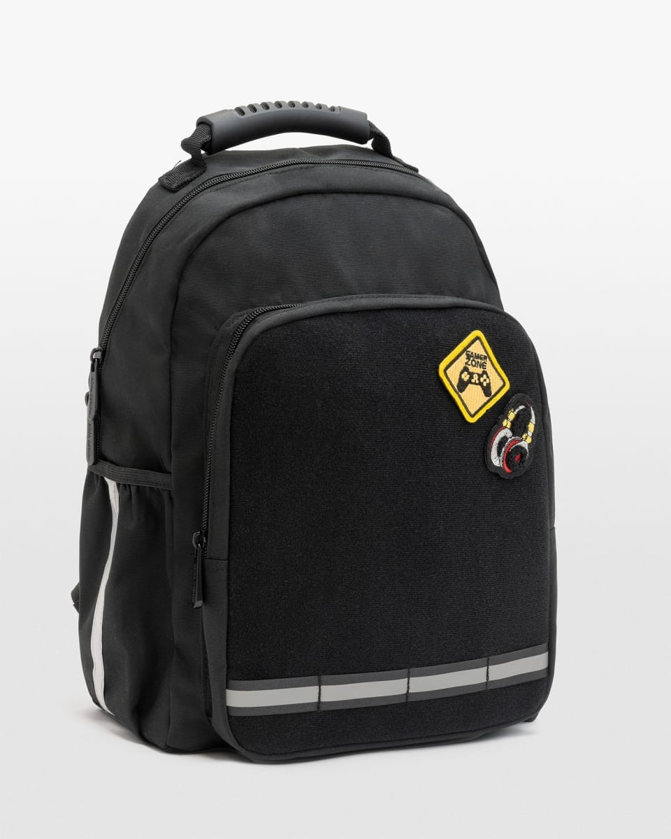Svart skolryggsäck med patches