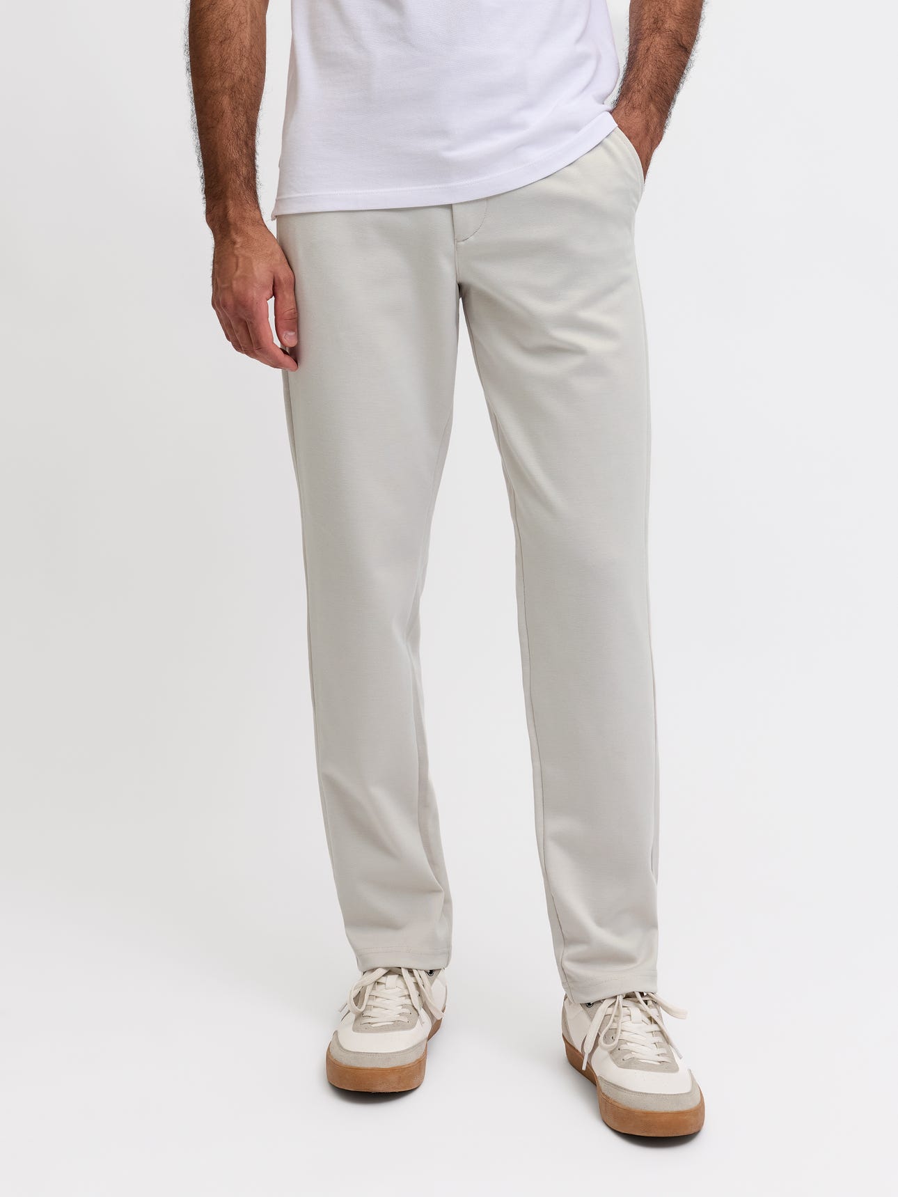 2 chinos.