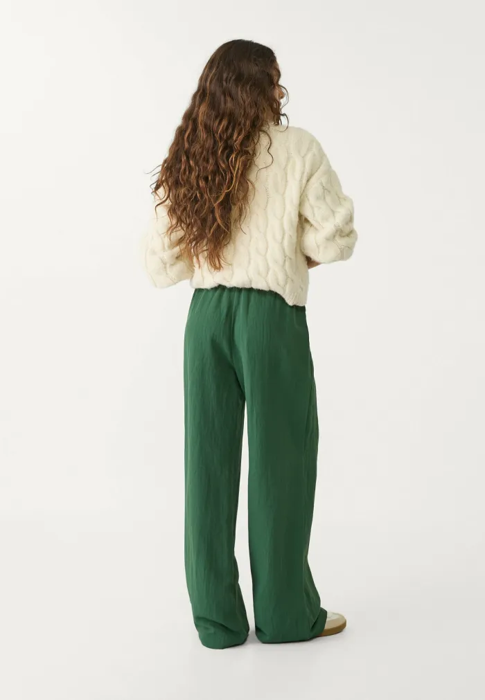 Stradivarius Textured Darts Tygbyxor - Mottled Green