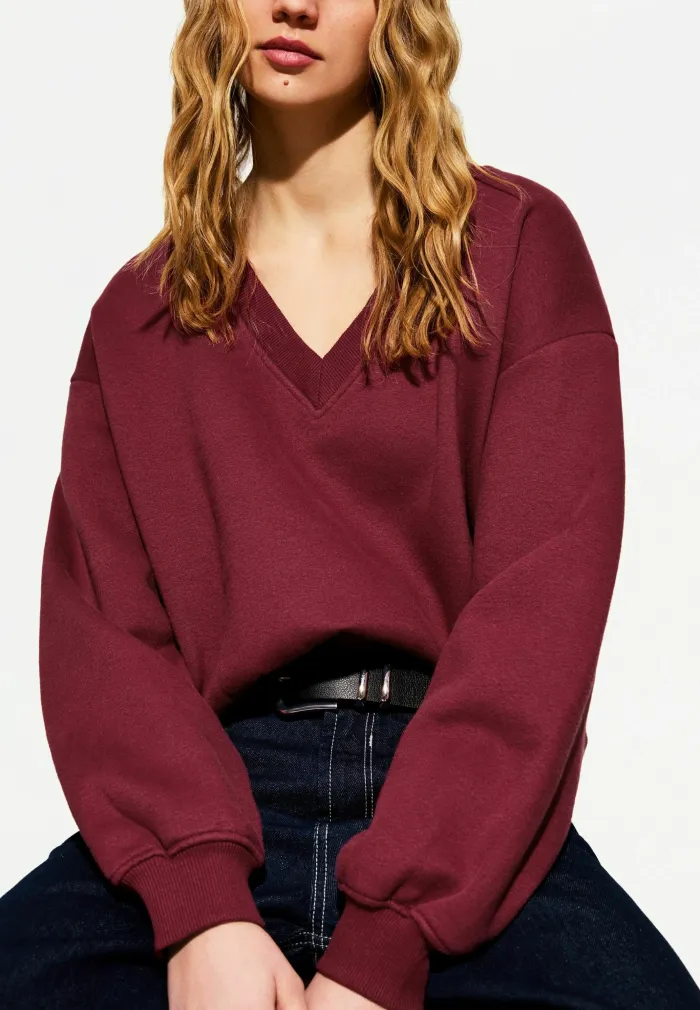 Bershka Bordeaux V-Neck Sweatshirt Vinröd