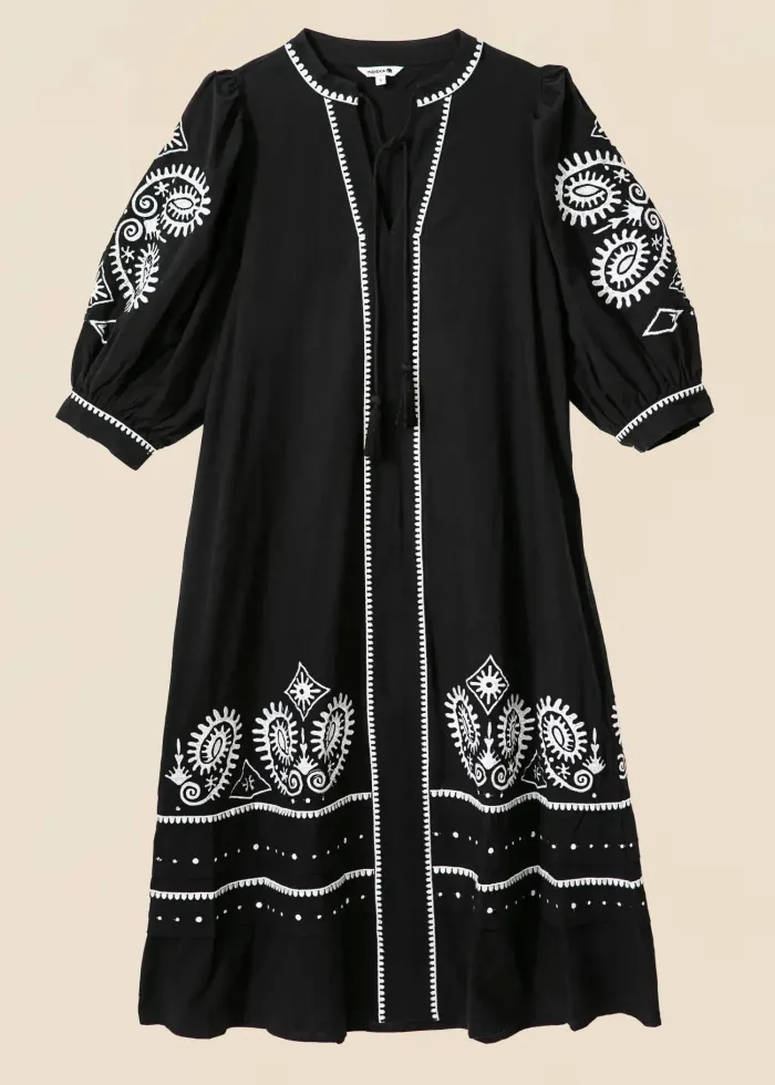 INA - Elegant Svart Broderad Långklänning