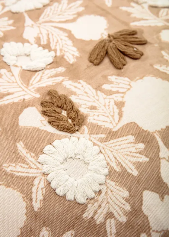 Laura - Blommigt Beige Kuddfodral - Indiska