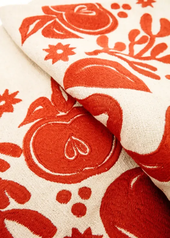 Holly Handbroderad Julgransmatta - Röd