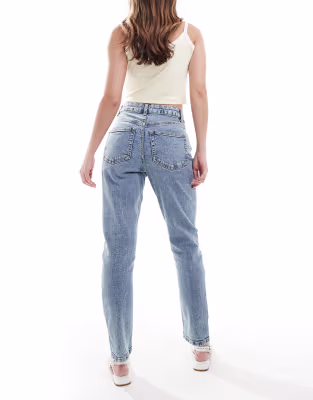 DESIGN Mellanblå Slim-Fit Bekväma Mom Jeans
