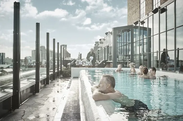 Pool Club, frukost och boende på The Steam Hotel