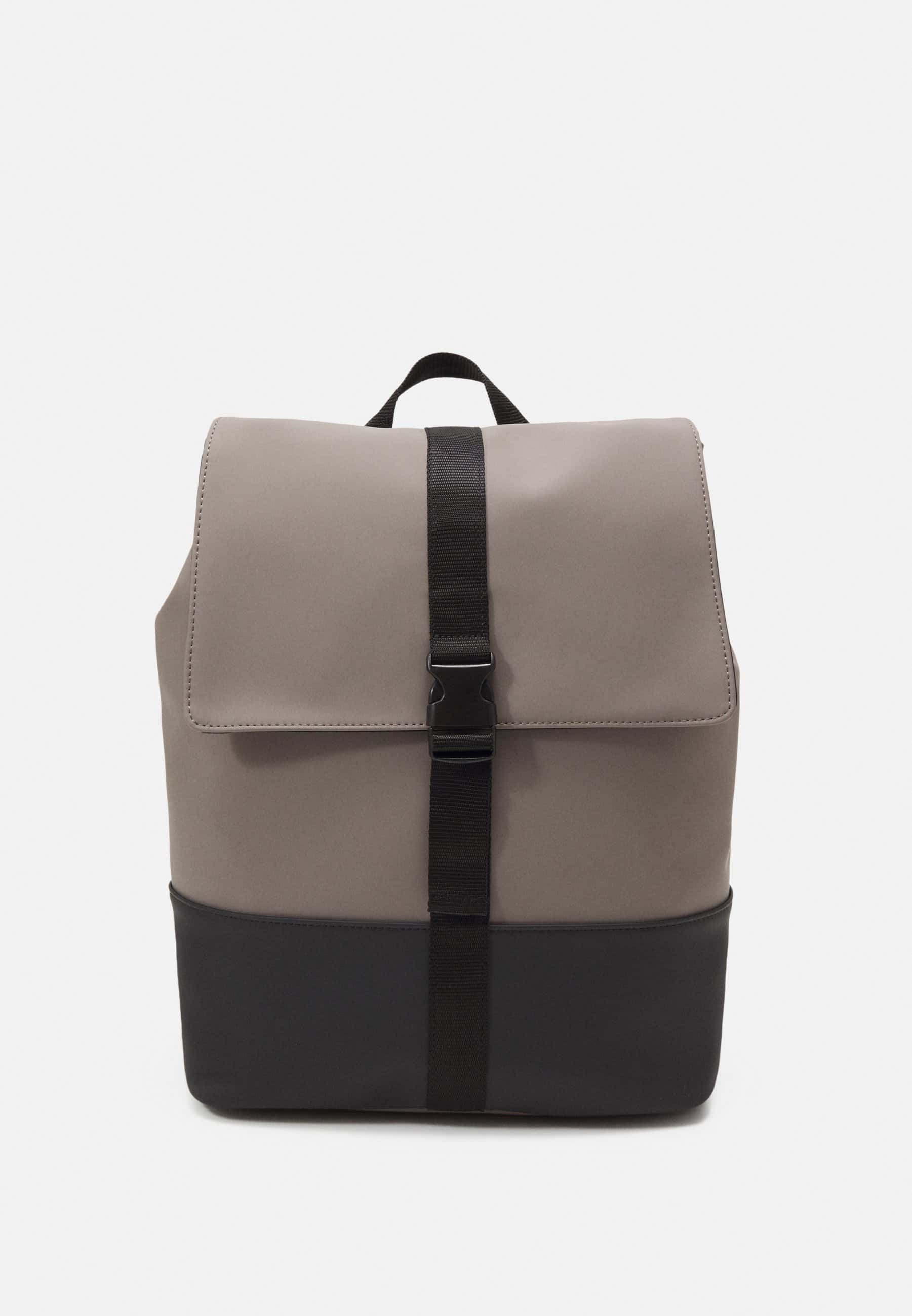Even&Odd svart dragryggsäck hos Lounge by Zalando