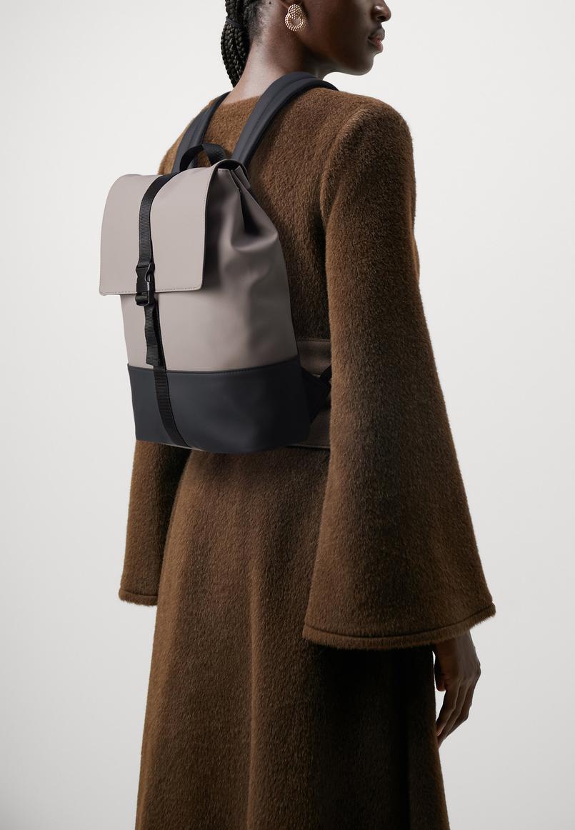 Even&Odd svart dragryggsäck hos Lounge by Zalando