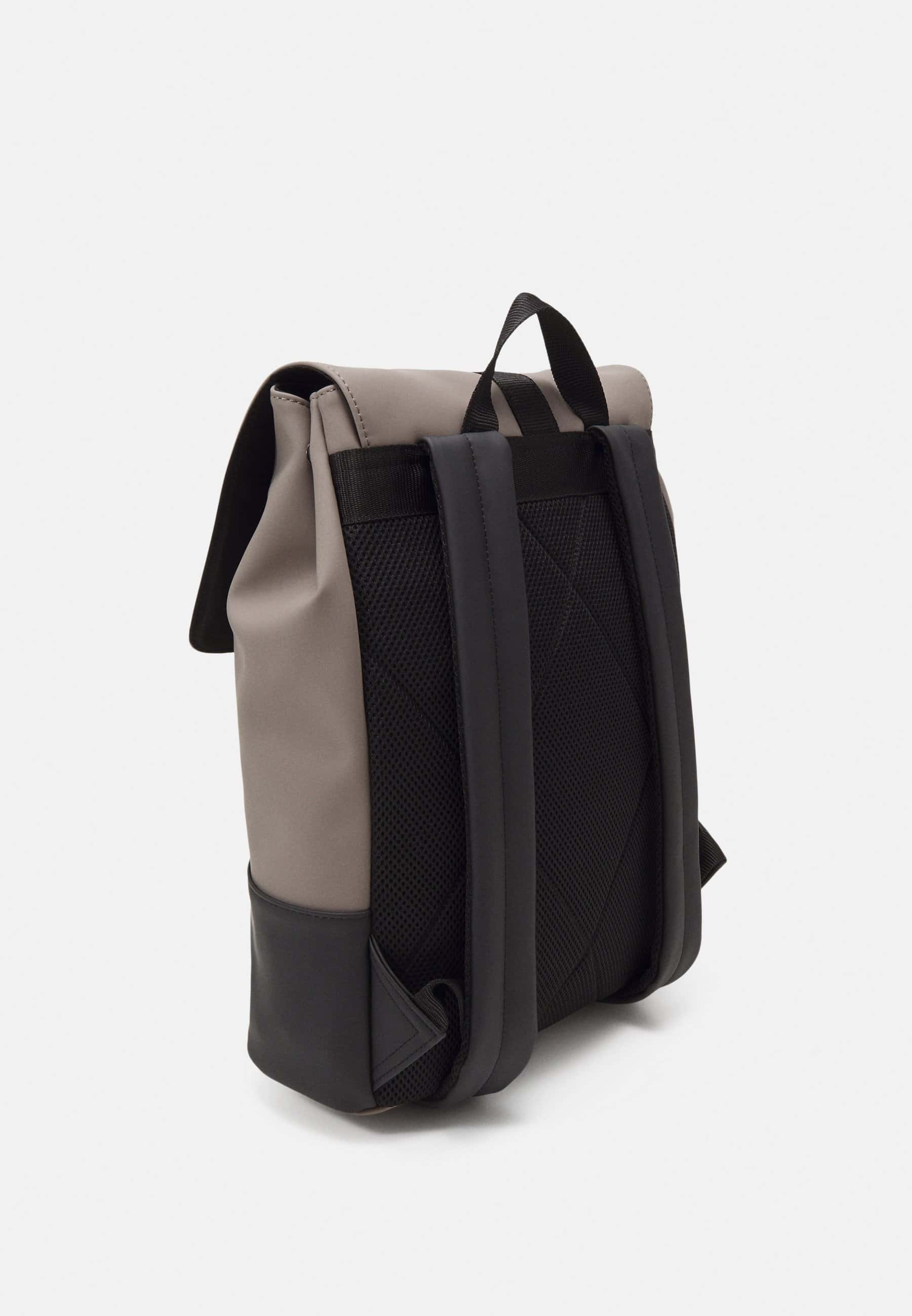 Even&Odd svart dragryggsäck hos Lounge by Zalando