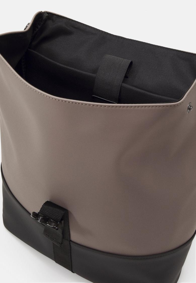 Even&Odd svart dragryggsäck hos Lounge by Zalando