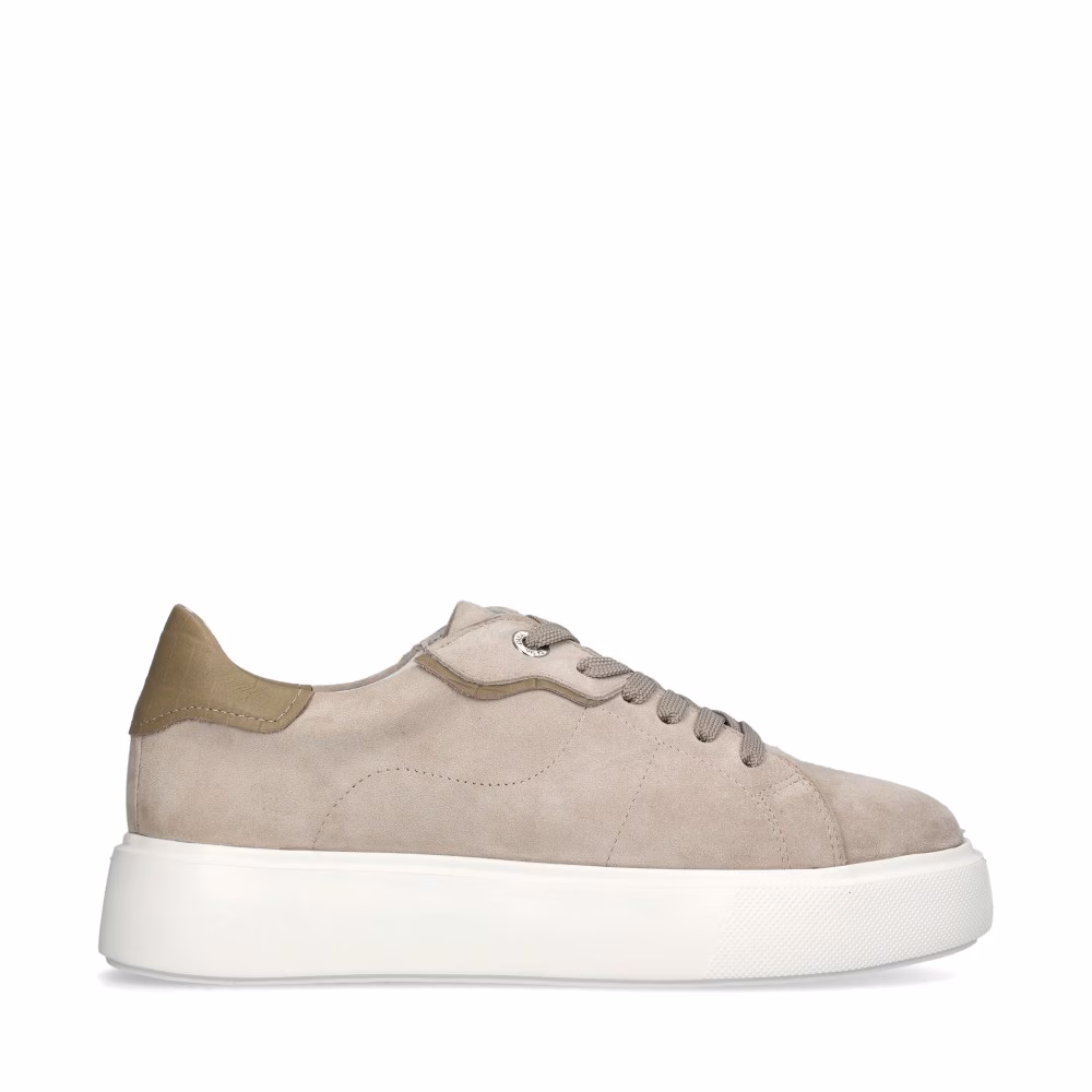 Upp till 400 kr rabatt på sneakers hos Scorett