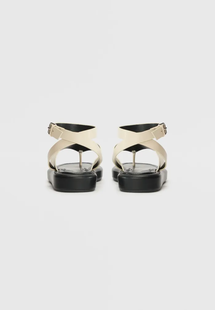 Even&Odd Offwhite Toe-Strap Sandals
