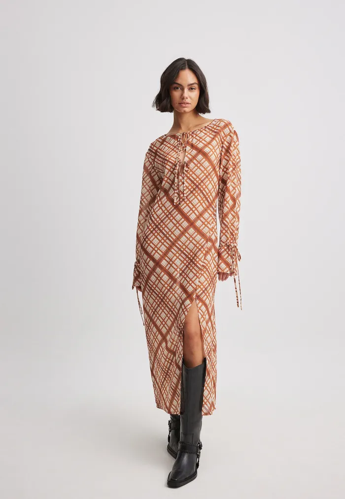 NA-KD Elegantes Karomuster Kleid - Rostfarben