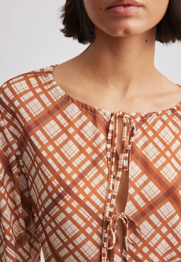 NA-KD Elegantes Karomuster Kleid - Rostfarben