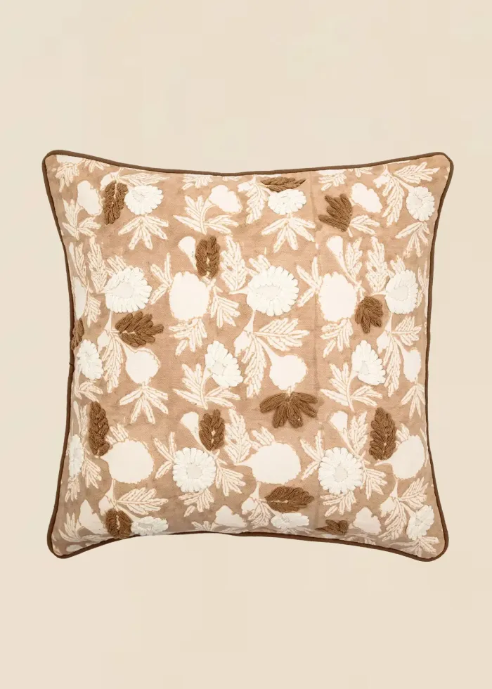 Laura - Blommigt Beige Kuddfodral - Indiska