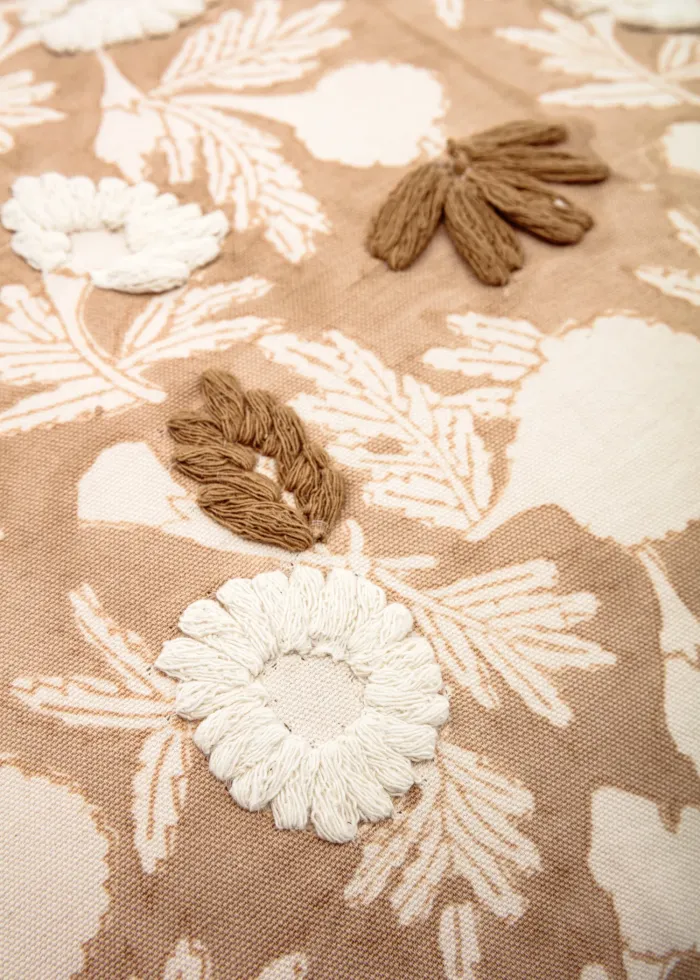 Laura - Blommigt Beige Kuddfodral - Indiska