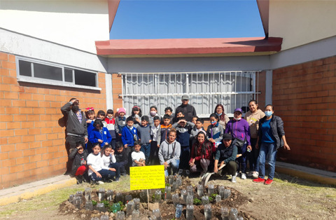 Fotografía del equipo ganador con el proyecto: GUARDIANES DEL PLANETA N.