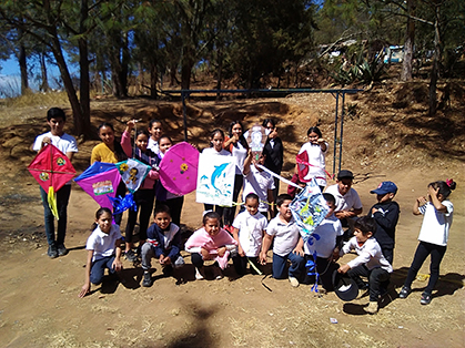 Fotografía del equipo ganador con el proyecto: Planeta Valores