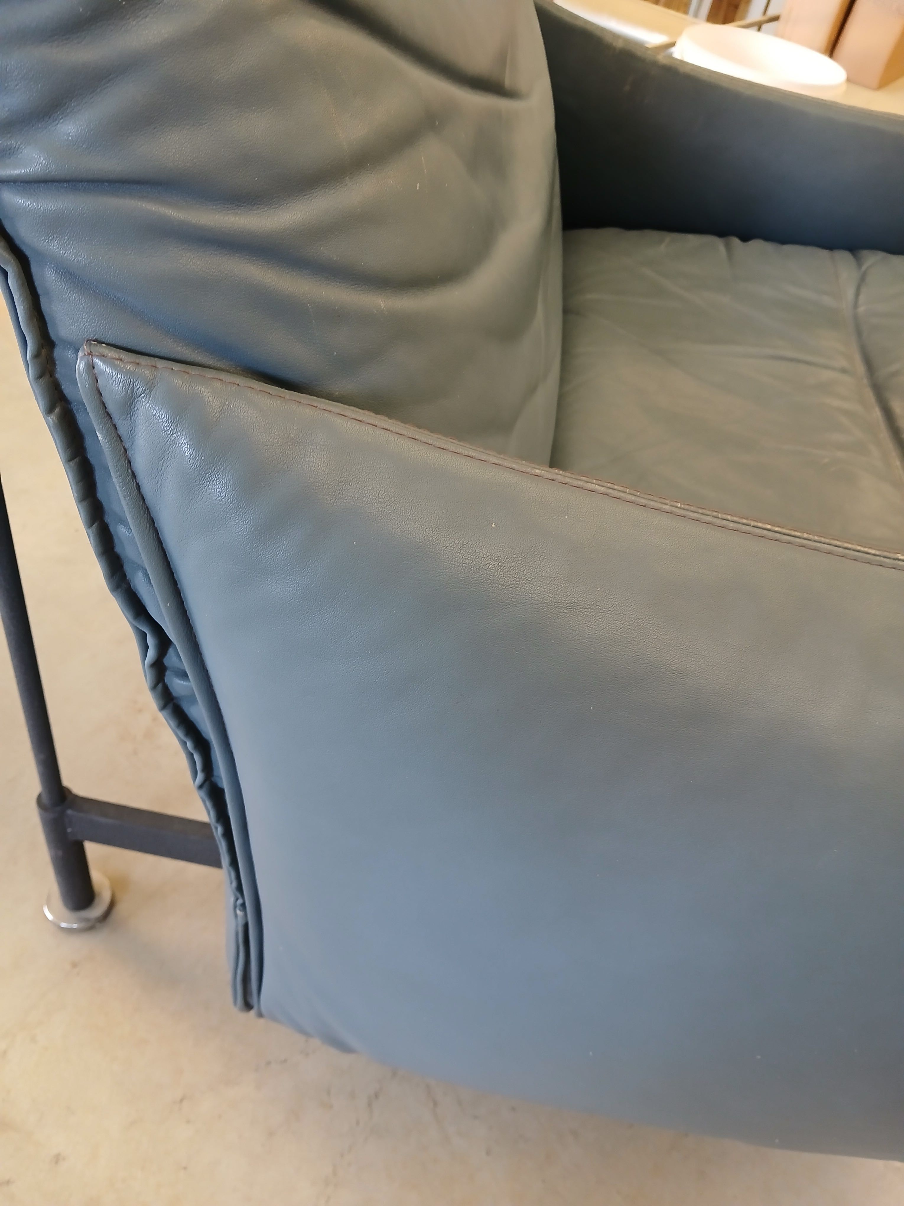 Ledersessel mit Metallgestell 12