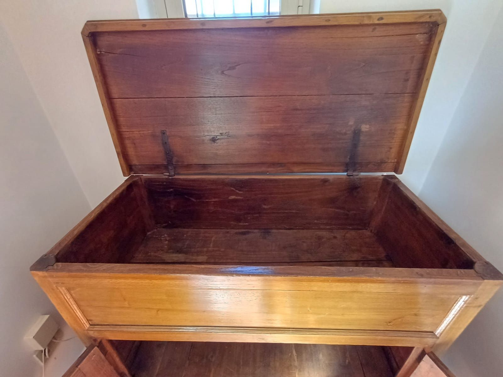 Madia antiquariato in legno massello Brand