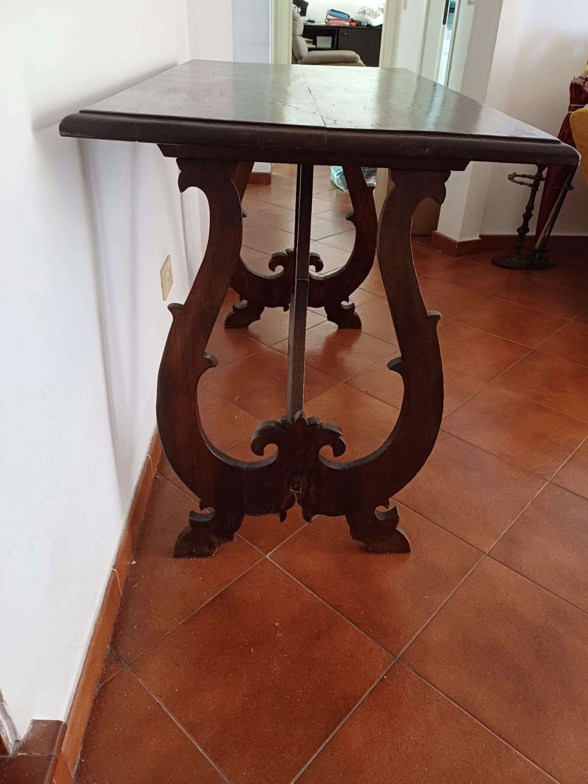 Massiver Nussbaum Esstisch im Vintage-Stil Defects