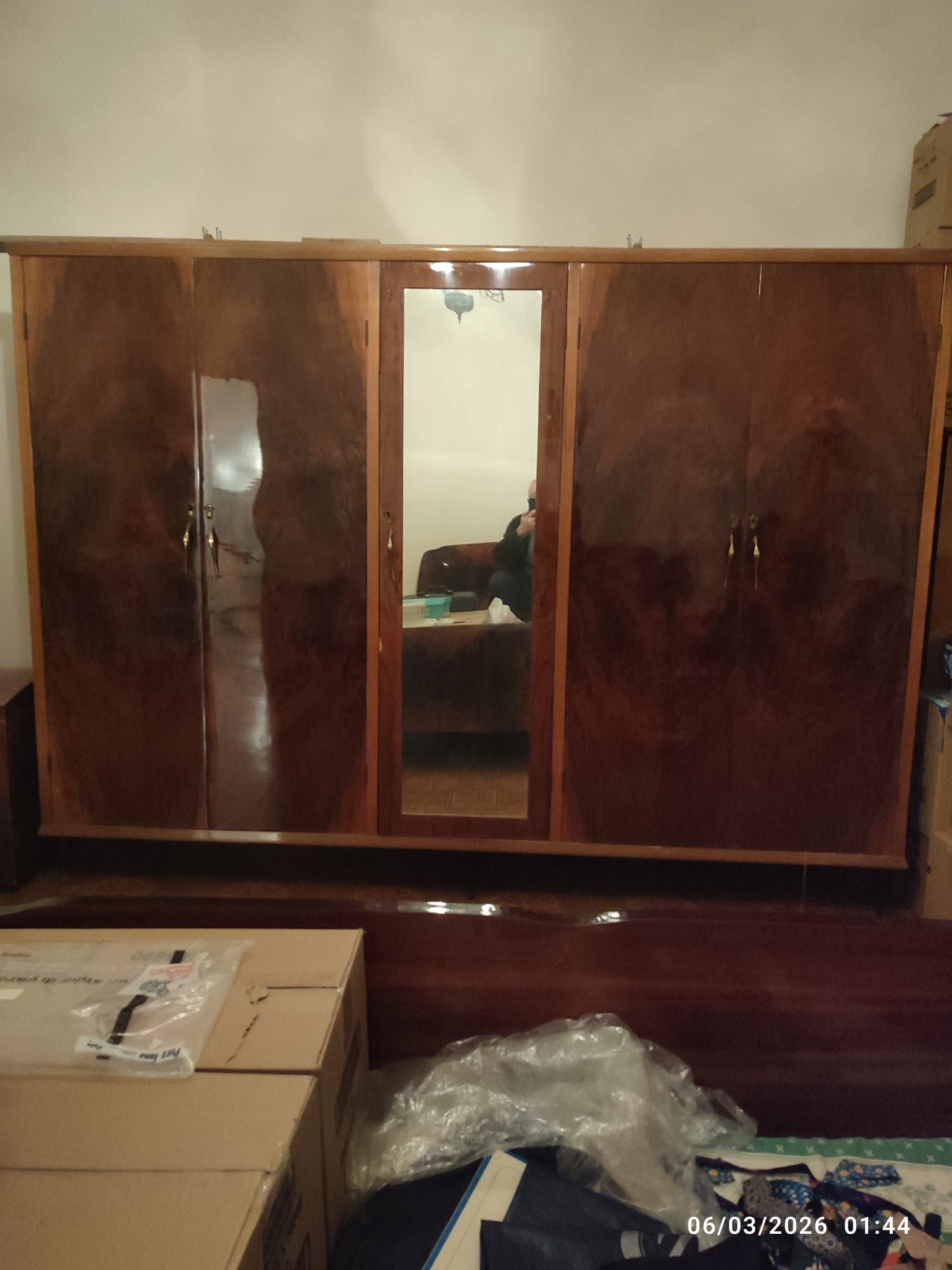 5-Door Wardrobe with Mirror Details